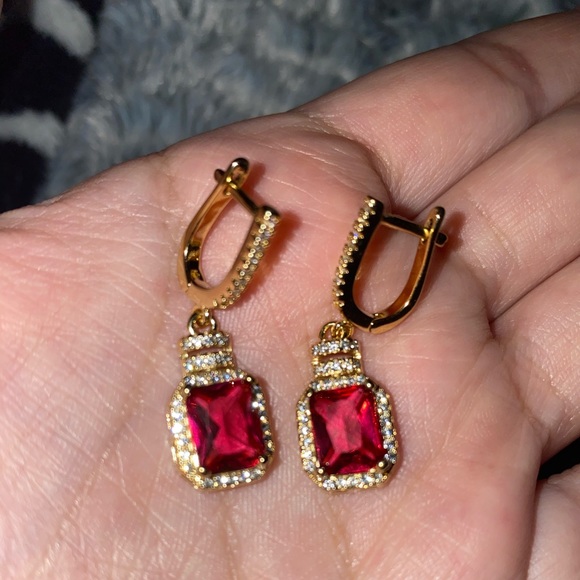 Vanessa Mooney: The Scarlet Earings - Picture 3 of 7